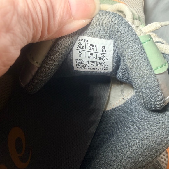 EUC Men’s Asics Athletic Shoes - Picture 10 of 11